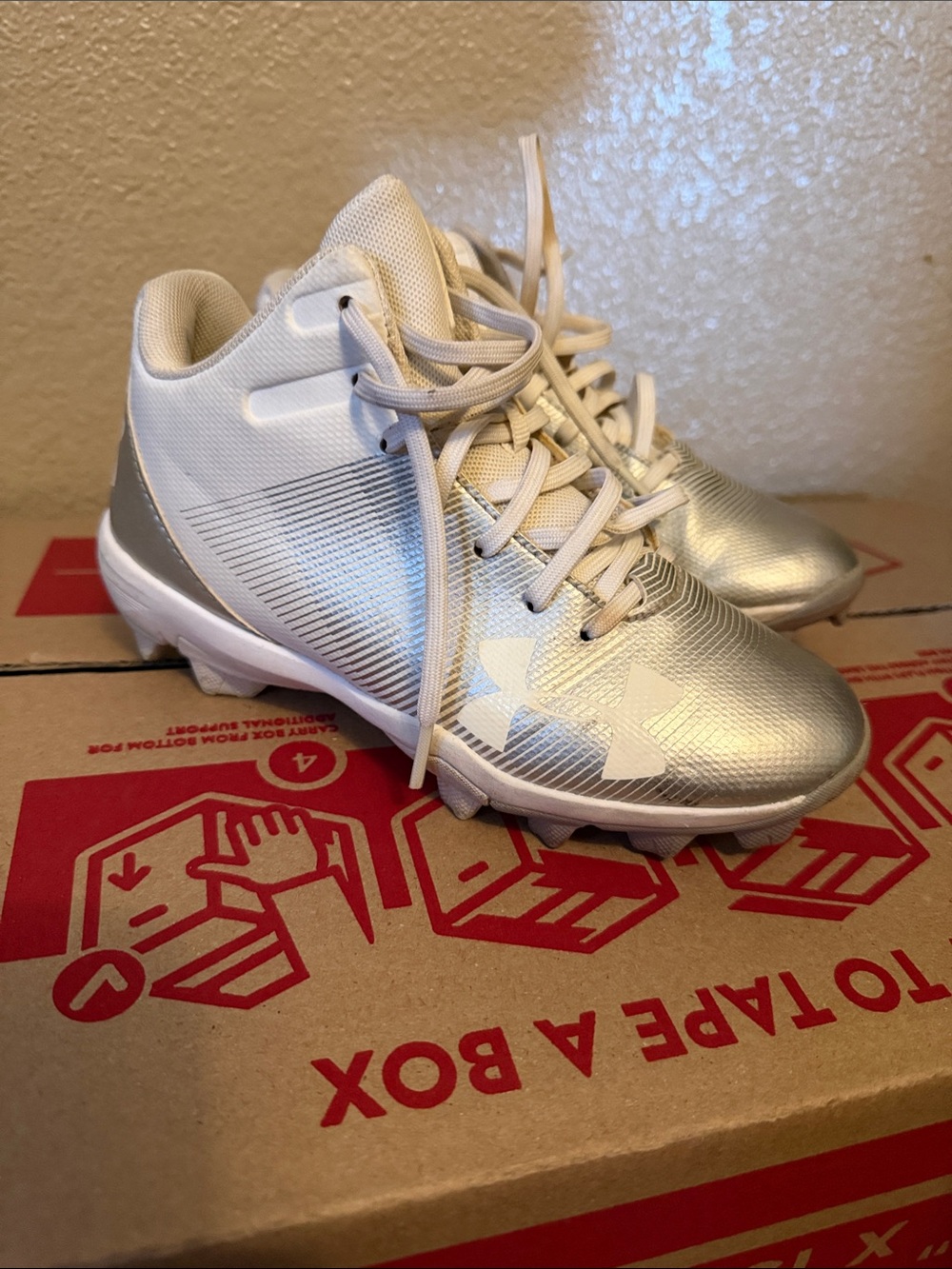 Under Armour Kids' Silver and White Football or Baseball Cleats - Size 1Y